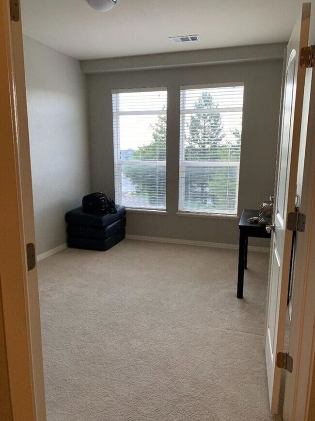 Building Photo - Charming 3BD/2BA Condo in Lone Tree