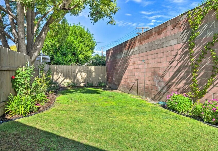 Building Photo - 502 N Rosemary Ln