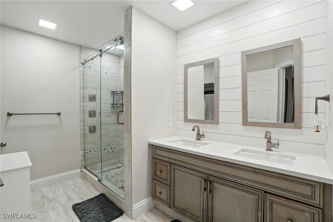 Building Photo - 9624 Crescent Garden Dr