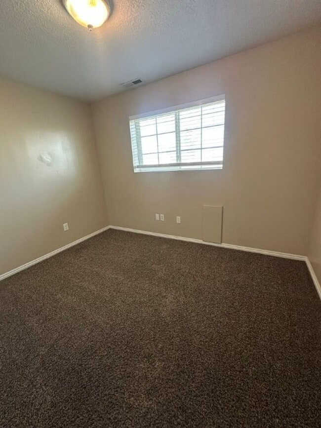 Building Photo - Big Year, Bigger Home – 5 Bed 2 Bath Syracuse + Tiered Rent & 2 Weeks Free!