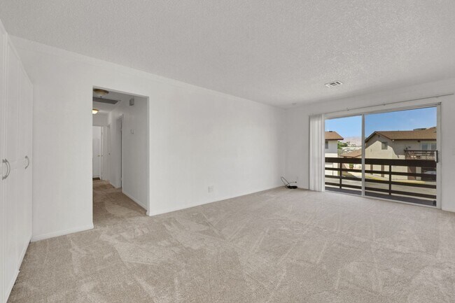 Building Photo - CUTE REMODELED TWO BEDROOM UNIT IN CENTRAL LOCATION