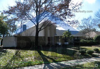 Building Photo - AVAILABLE NOW!!! Stunning 4-Bed, 3-Bath Ho...