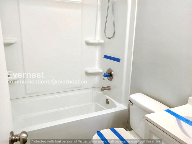 Building Photo - 4 Bed/1.5 Bath Home with Off-Street Parking / Pet-Friendly / Vouchers Accepted / Available Now!