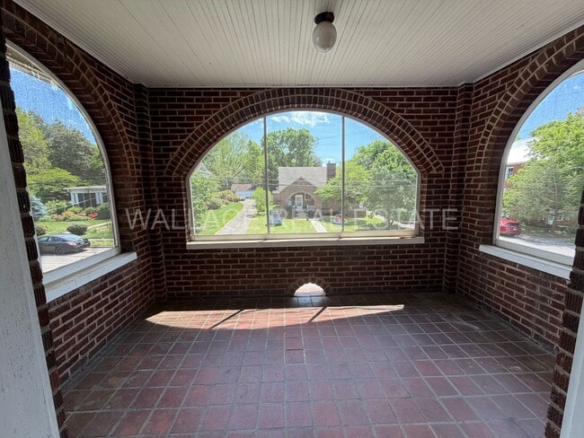Building Photo - CHARMING 2 BEDROOM APT NEAR THE LOVELY MARYVILLE COLLEGE CAMPUS!!