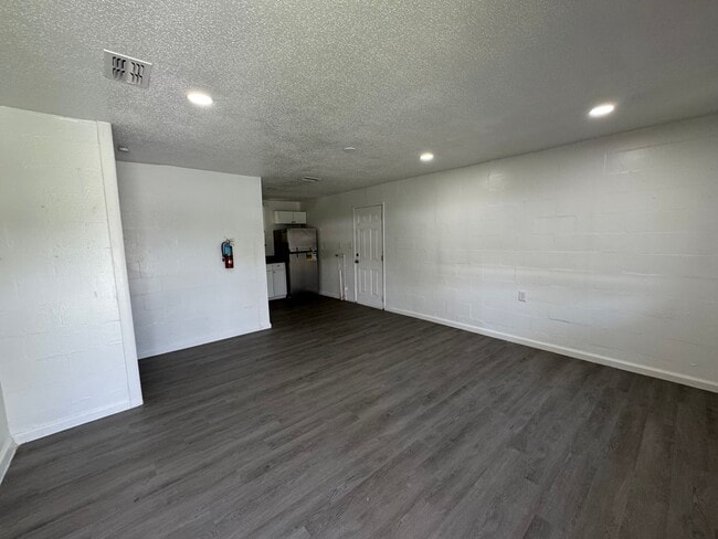 Building Photo - Newly Renovated 2 Bedroom Brick Apartment near Downtown Live Oak ($500 Move in Special!)