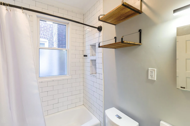 Building Photo - Fully Renovated 3 BR/1.5 BA Apartment in C...