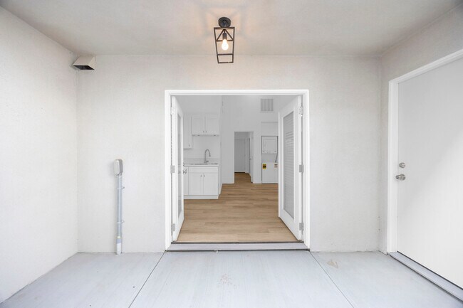 Building Photo - 308 N Catalina Ave