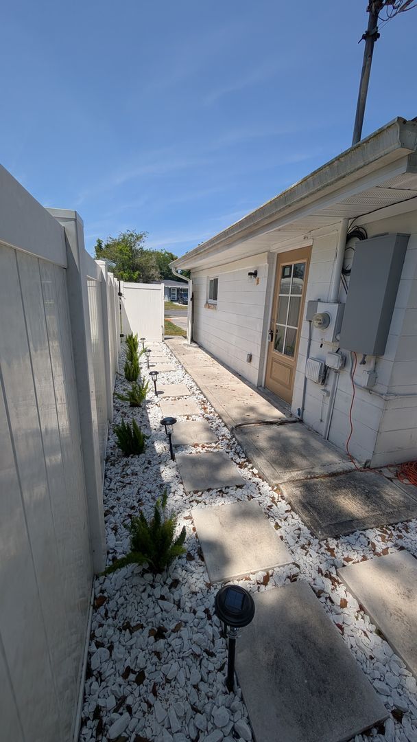 Building Photo - One bedroom one bath Adjacent apartment with private entrance.