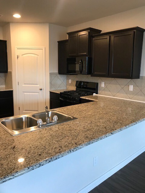 Building Photo - New Braunfels 4 bedroom