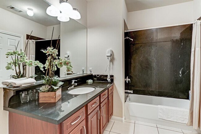 Building Photo - 2068 Laverne St