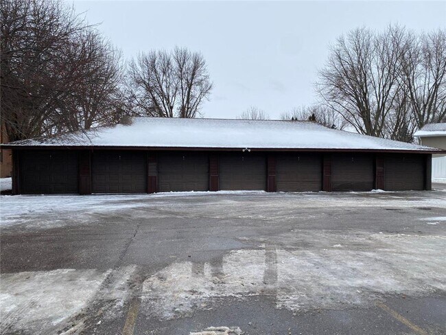 Building Photo - 901 Country Club Dr