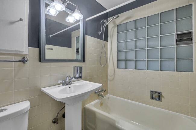 Building Photo - 4 Bed 2.5 Bath available in Kirkland