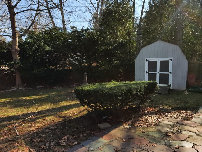 Building Photo - 22 Deepdale Dr