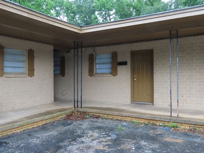 Building Photo - Cozy Two Bedroom One Bathroom  Apartment!