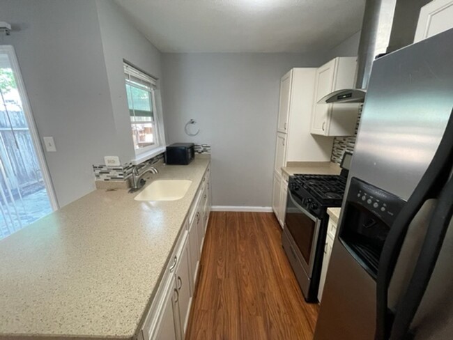 Building Photo - Ready for Move In-Updated Modern Condo 2/2...