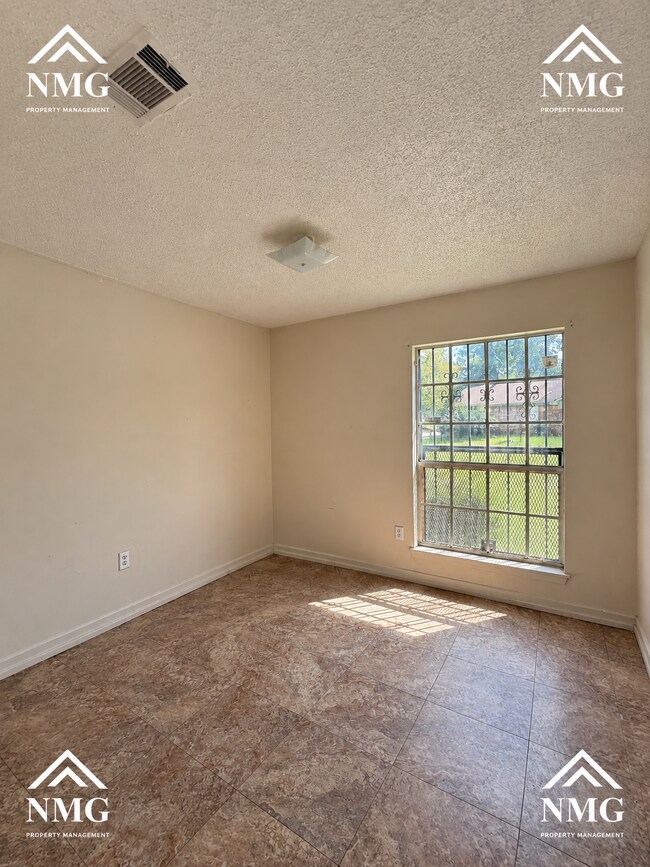 Building Photo - 1755 Brookhollow Cir