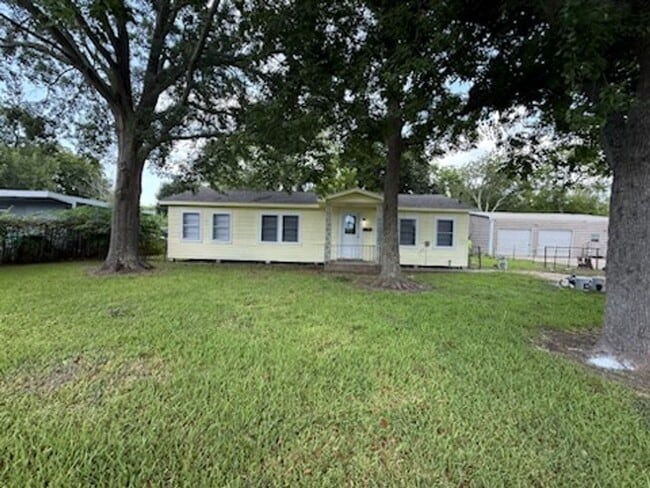 Primary Photo - Charming 3 bedroom 2 bath home