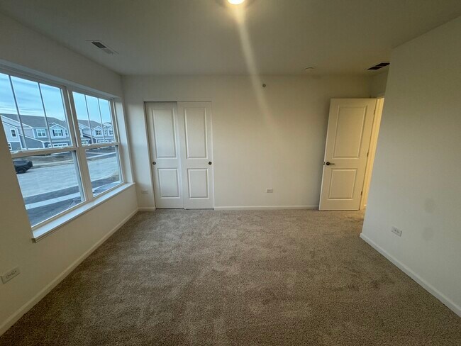 Building Photo - 14849 S Hillside Dr