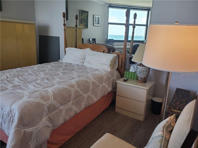 Building Photo - 1050 Longboat Club Rd