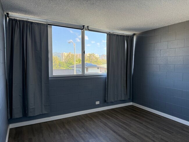 Building Photo - Likini West