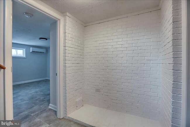 Building Photo - 164 N Fairville Ave