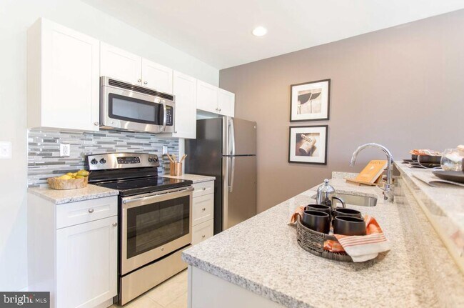 Building Photo - 1900-24 Arch St