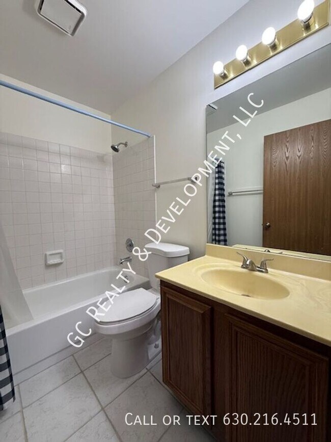Building Photo - 735 Grandview Dr
