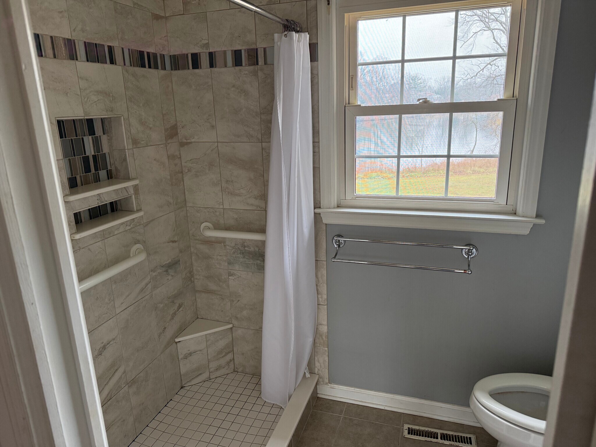 Building Photo - 448 Lake Ave