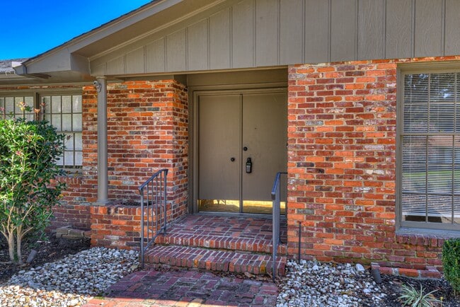 Building Photo - 3137 Edinburgh Dr