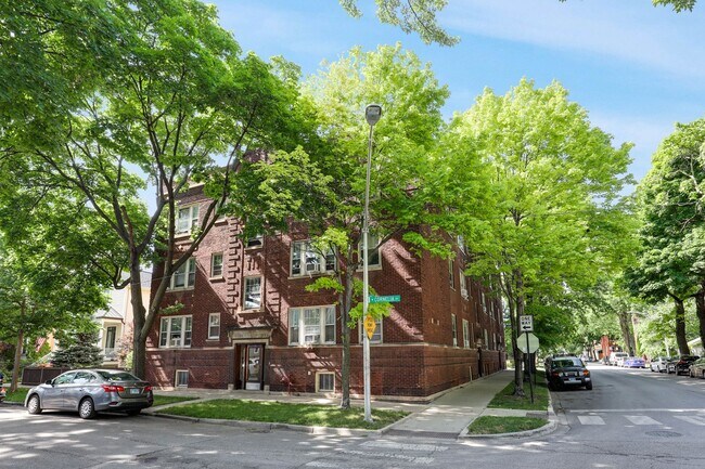 Building Photo - Sun-drenched Roscoe Village