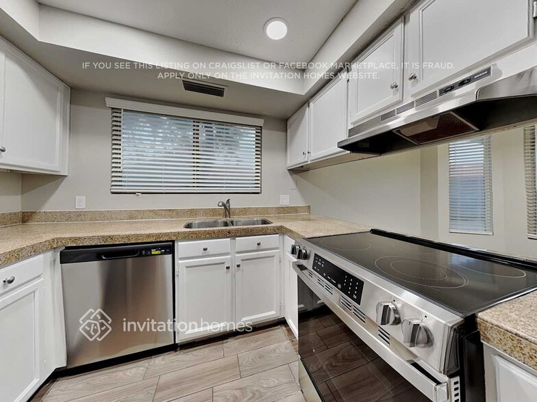 Building Photo - 2218 W Knox Rd