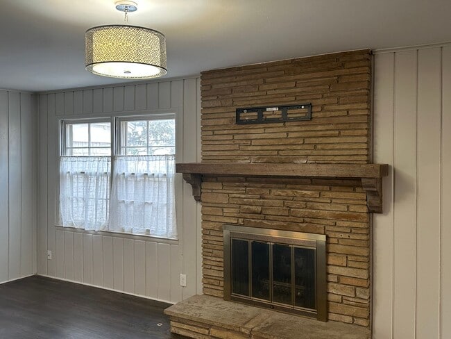 Building Photo - This home is adorable and move in ready!