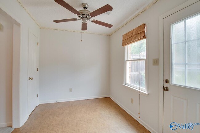 Building Photo - 1008 Heatherwood Dr SE