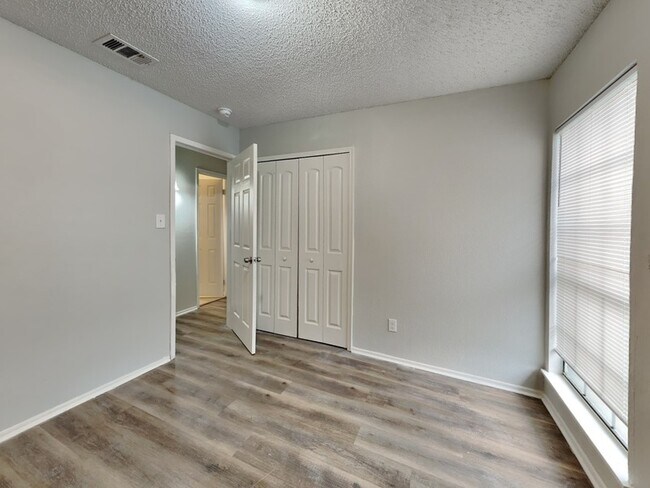 Building Photo - 1056 Twin Falls Dr
