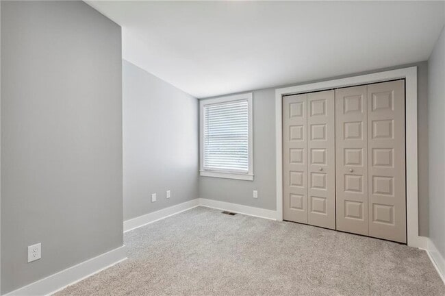 Building Photo - 3258 Highland Dr SE