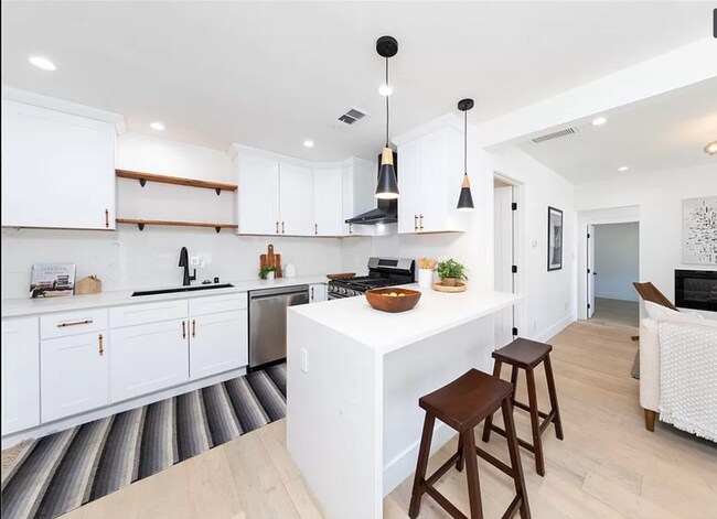 Open concept kitchen - 1593 Yosemite Dr