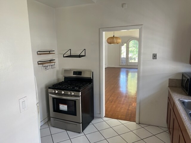 Building Photo - 454 N Orange Grove Ave