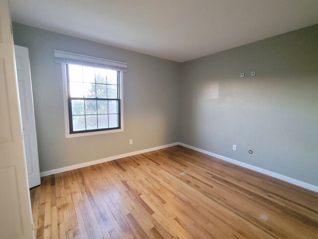 Building Photo - 2 Bedroom Condo - Most Utilities Included!