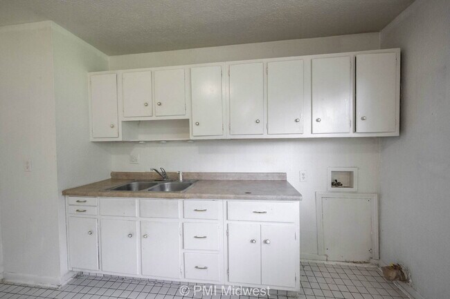 Building Photo - "Charming 3-Bedroom Gem in Indianapolis – Cozy Living with 925 Sq Ft of Comfort!"