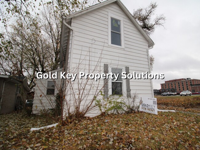 Building Photo - All Electric 2 BR 1 BA House with Main-Level Laundry Hookups (NO SECTION 8)