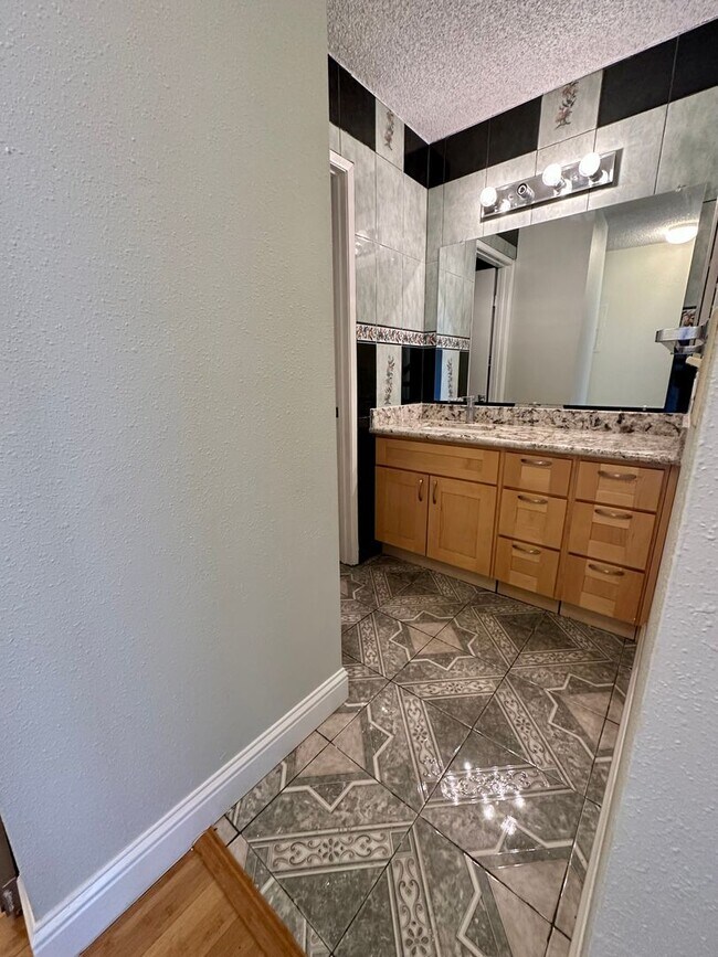 Building Photo - Spacious 2 Bed 2 Bathroom!!