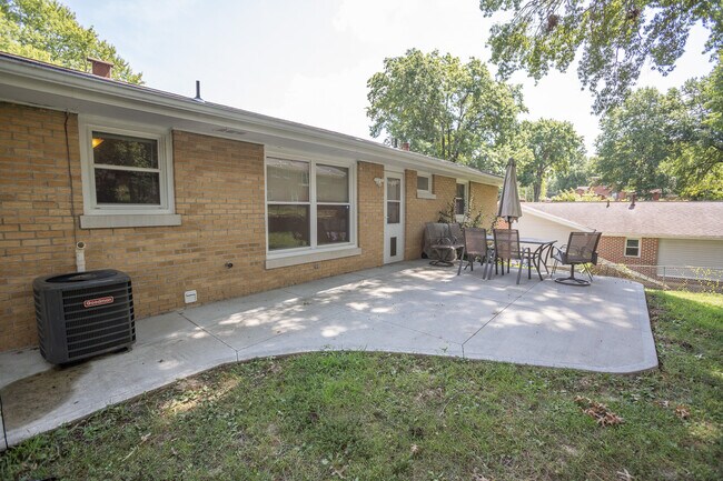 Building Photo - 1122 Major Dr