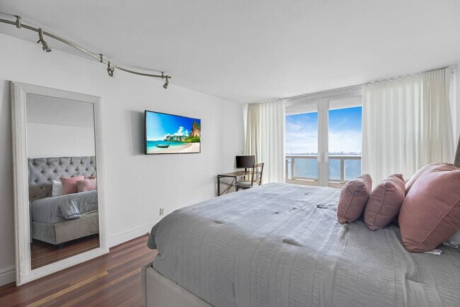 Building Photo - 1717 N Bayshore Dr