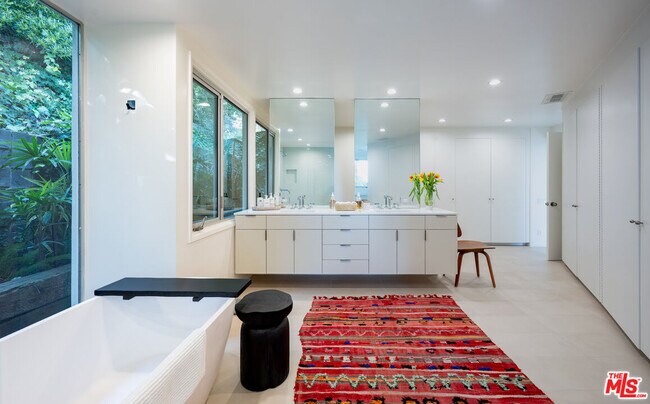 Building Photo - 1121 Loma Vista Dr