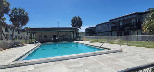 Building Photo - UPDATED 1/1 in Walkable Location w/ Solid Floors, Community Pool, & Washer/Dryer! Avail NOW for $...