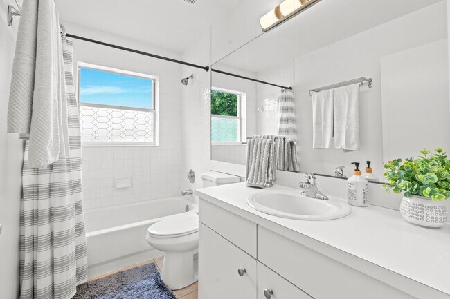 Building Photo - 1497 S Club Dr