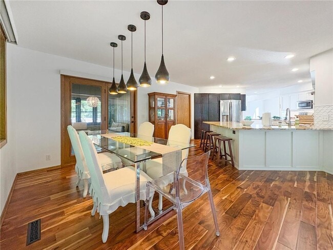 Building Photo - 13900 Hill Ridge Dr