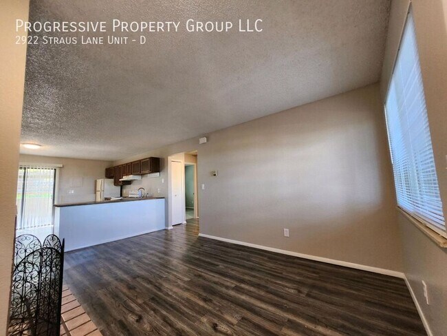 Building Photo - 2922 Straus Ln