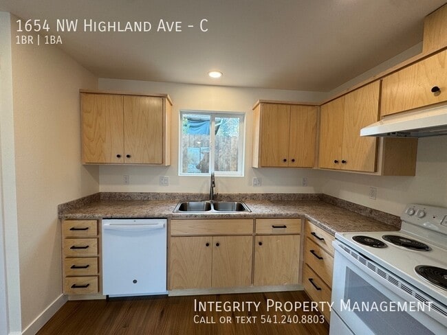 Building Photo - 1654 NW Highland Ave