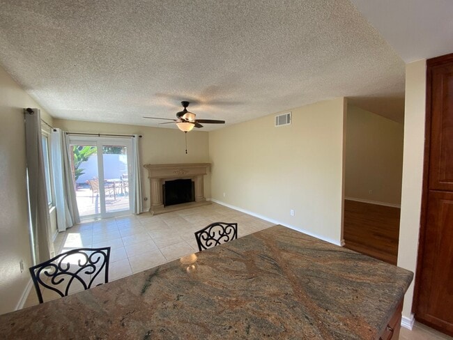 Building Photo - 3 Bedroom Home - Centrally Located with So...